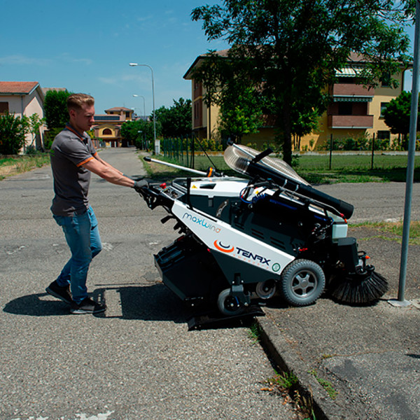 Maxwind Підмітальна машина з електроприводом Tenax